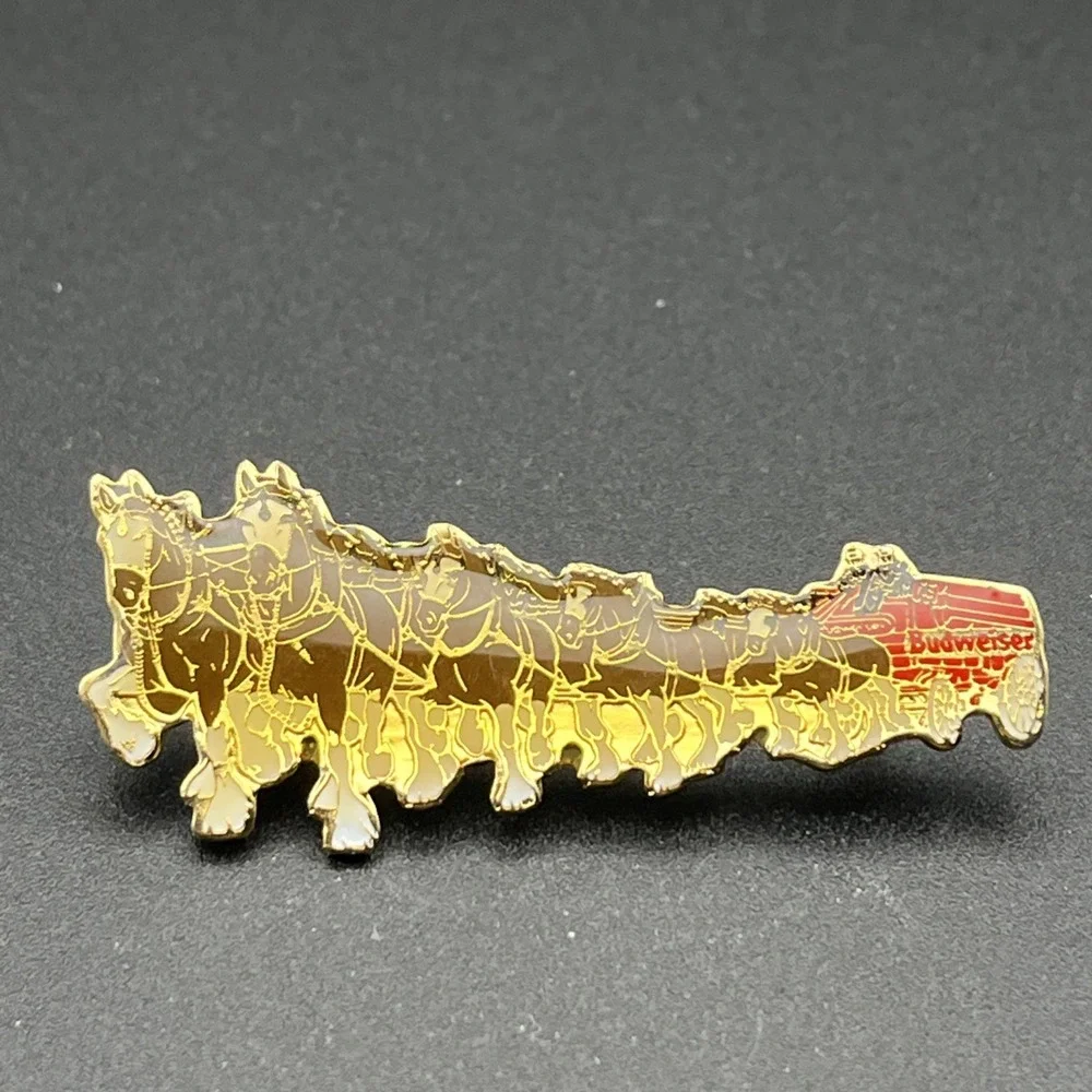 Vintage‎ Anheuser Busch Budweiser Clydesdales Pulling Beer Wagon Lapel Hat Pin